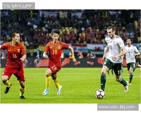 贝尔在比赛中超越中国队展现速度与技巧的精彩瞬间